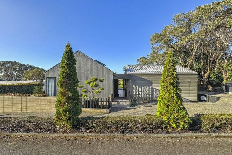 Photo of property in 22 Bridge View Road, Birkenhead, Auckland, 0626