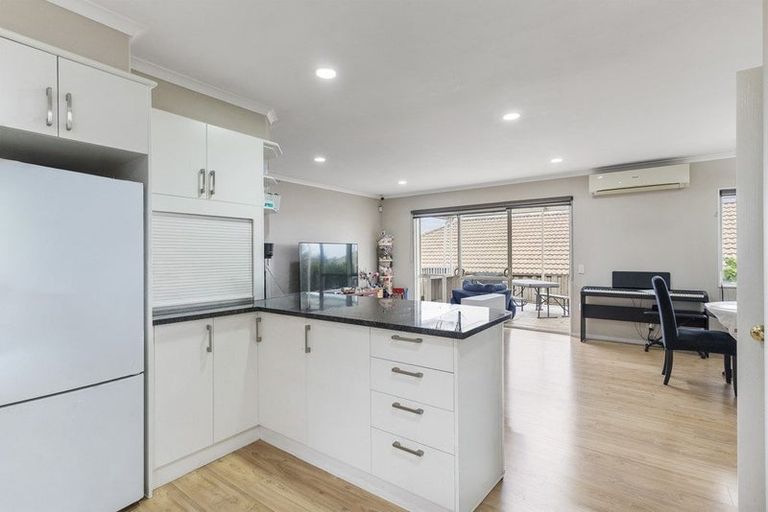 Photo of property in 24 Corta Bella Place, Golflands, Auckland, 2013