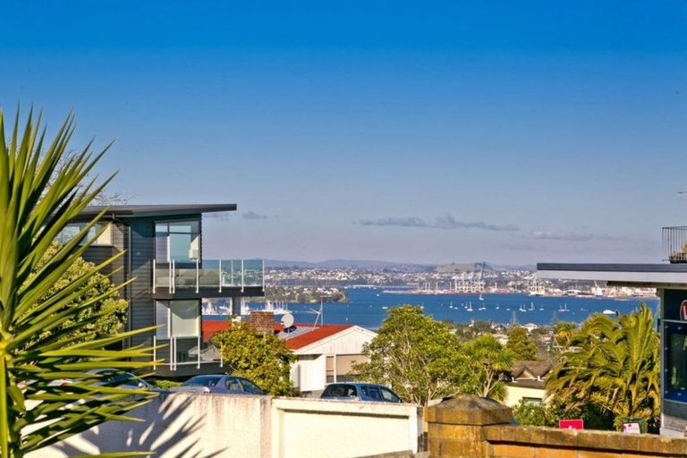 Photo of property in 96 Pupuke Road, Hillcrest, Auckland, 0627