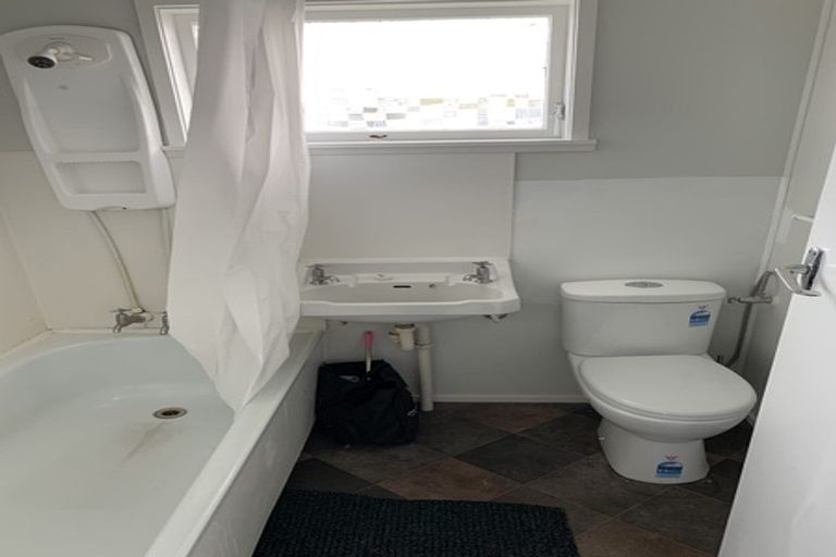 Photo of property in 2/6 Stanley Road, Glenfield, Auckland, 0629