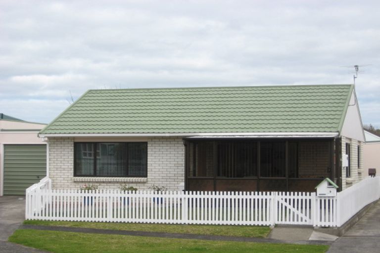 Photo of property in 2/9 Kelvin Place, Westown, New Plymouth, 4310