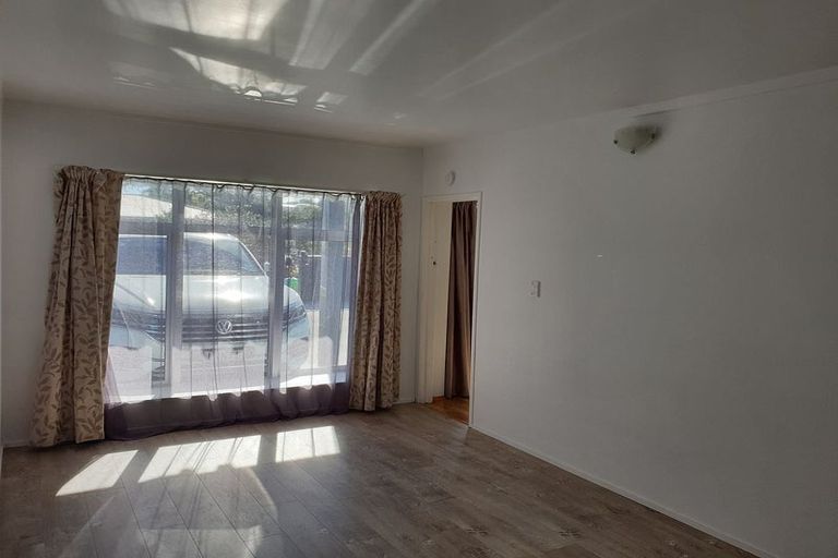 Photo of property in 1 Lowtherhurst Road, Massey, Auckland, 0614