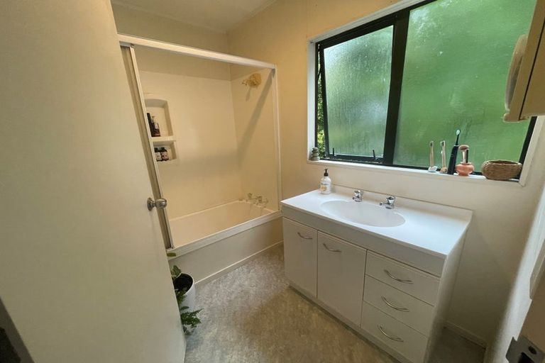 Photo of property in 4 Eastglen Road, Glen Eden, Auckland, 0602