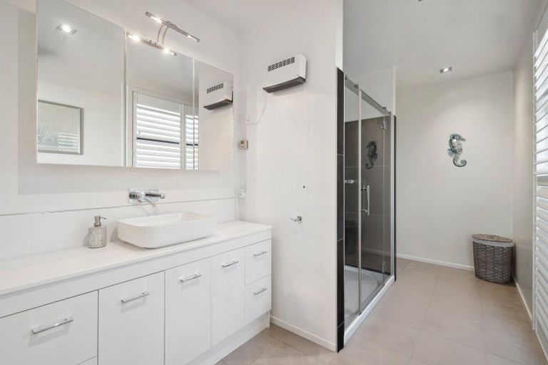 Photo of property in 9 Pukenamu Road, Rainbow Point, Taupo, 3330