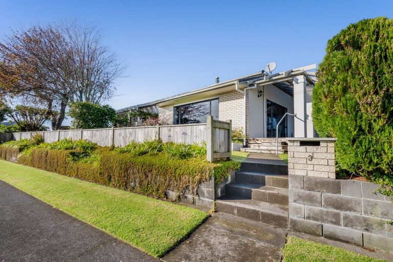 Photo of property in 3 Karina Road, Merrilands, New Plymouth, 4312