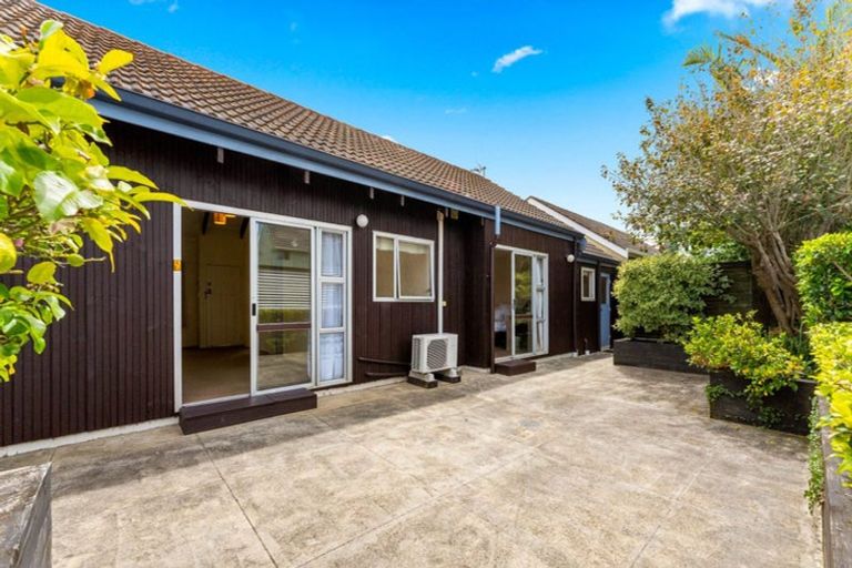 Photo of property in 1/1 Gatman Street, Birkdale, Auckland, 0626