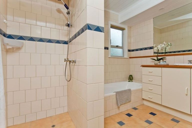 Photo of property in 238 Henderson Valley Road, Henderson, Auckland, 0612