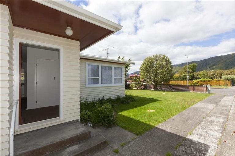 Photo of property in 4 Oriwa Street, Waikanae, 5036