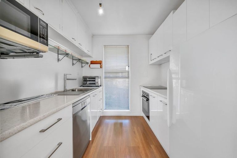 Photo of property in 16 Pavola Grove, Glenfield, Auckland, 0629