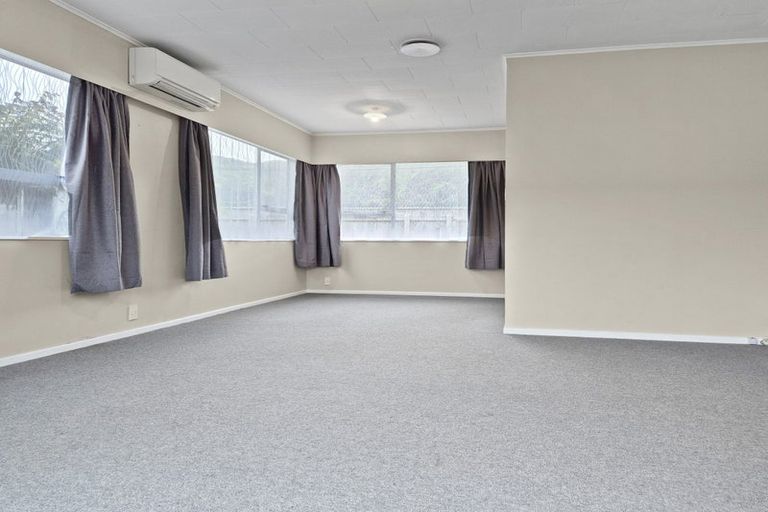 Photo of property in 32 Matthews Road, Wainuiomata, Lower Hutt, 5014