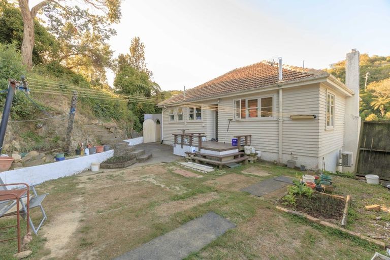 Photo of property in 92 Newlands Road, Newlands, Wellington, 6037