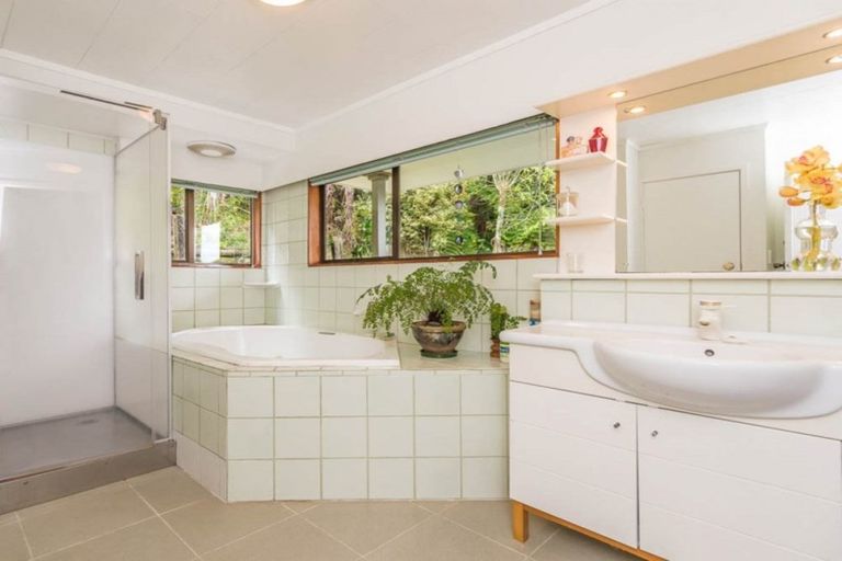 Photo of property in 90 Wood Bay Road, Titirangi, Auckland, 0604