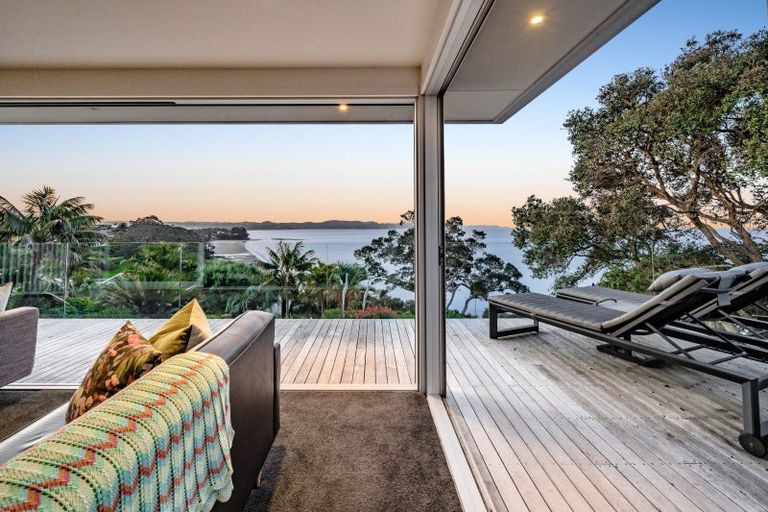 Photo of property in 33 Chelverton Terrace, Red Beach, 0932