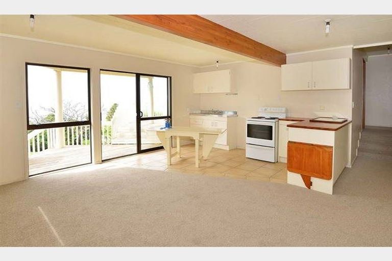 Photo of property in 28 Wade River Road, Stanmore Bay, Whangaparaoa, 0932