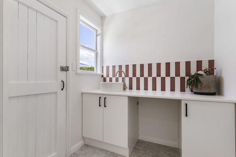 Photo of property in 24b Clinton Avenue, Te Atatu Peninsula, Auckland, 0610