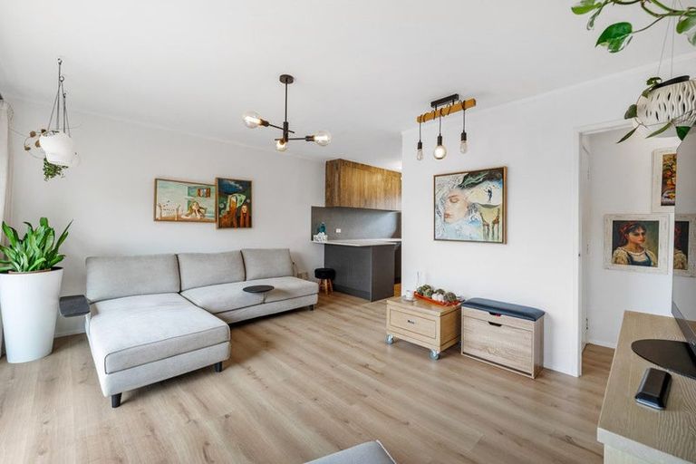 Photo of property in 2/1 Forsythe Place, Massey, Auckland, 0614