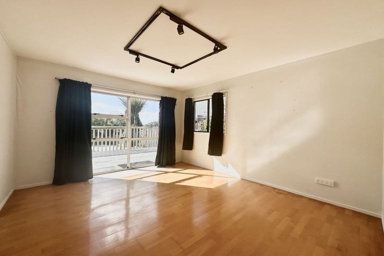 Photo of property in 3 Beulah Avenue, Rothesay Bay, Auckland, 0630