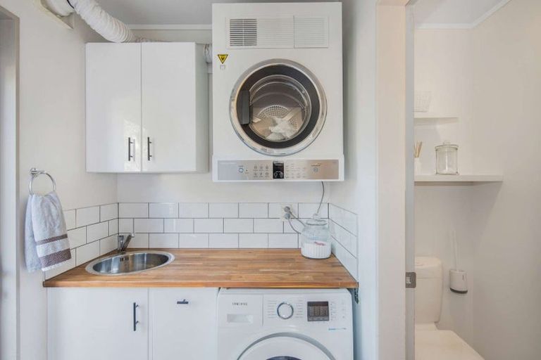 Photo of property in 3/131 Queens Drive, Lyall Bay, Wellington, 6022