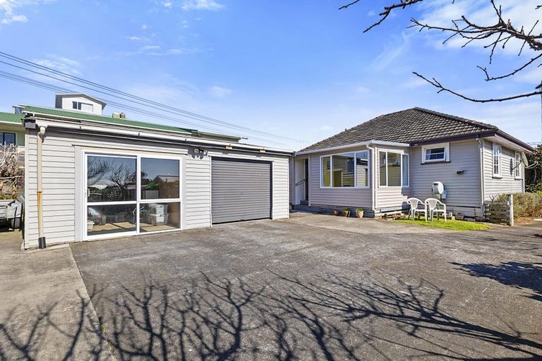 Photo of property in 95 Pioneer Road, Moturoa, New Plymouth, 4310