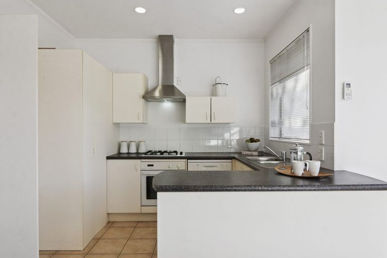 Photo of property in 2/1-5 Gleanor Avenue, Oteha, Auckland, 0632