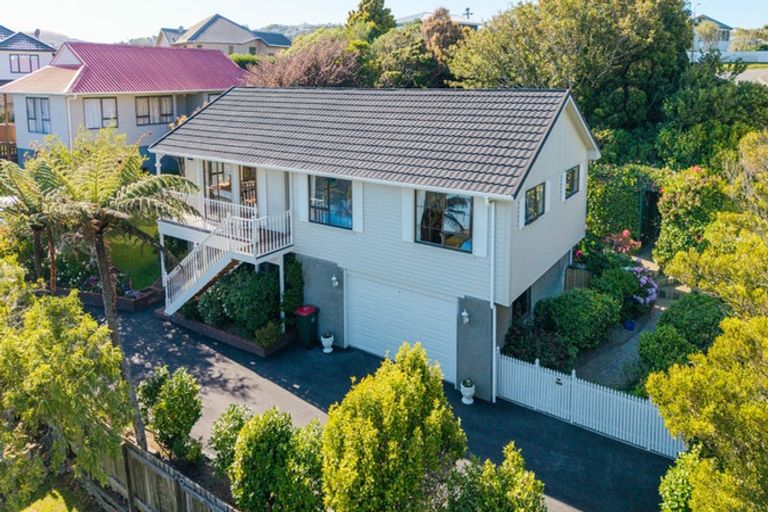 Photo of property in 8 Makatote Grove, Churton Park, Wellington, 6037