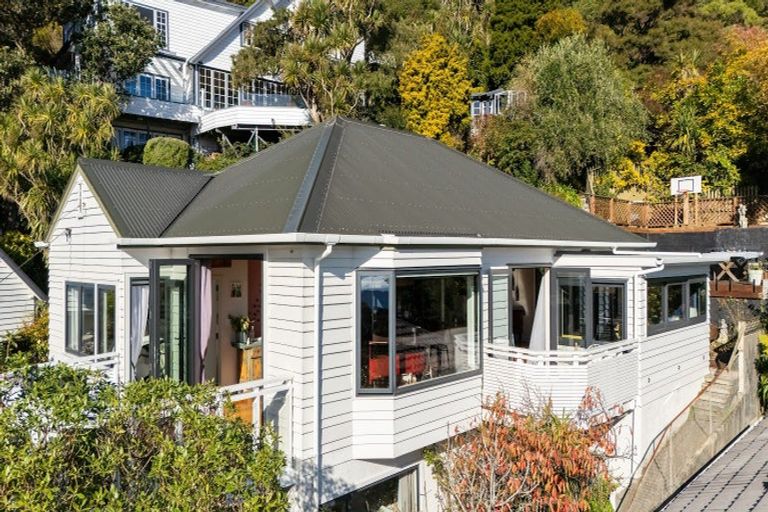 Photo of property in 32 Rona Street, Eastbourne, Lower Hutt, 5013