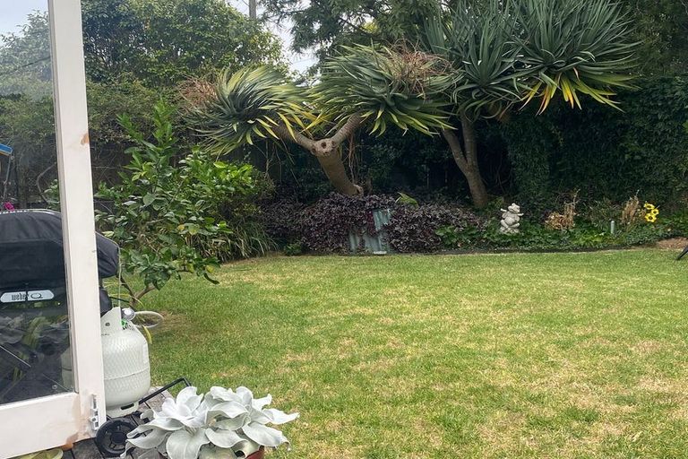 Photo of property in 1/35 Kaipatiki Road, Glenfield, Auckland, 0629
