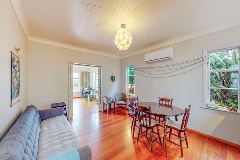 Photo of property in 88 Nevay Road, Karaka Bays, Wellington, 6022