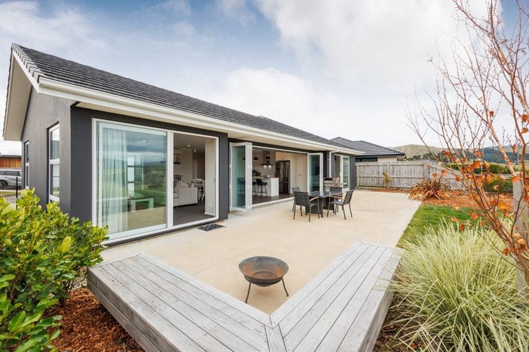 Photo of property in 16 Cyprus Place, Fitzherbert, Palmerston North, 4410