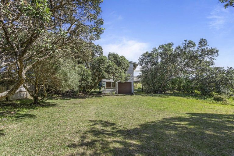 Photo of property in 36 North Piha Road, Piha, 0772