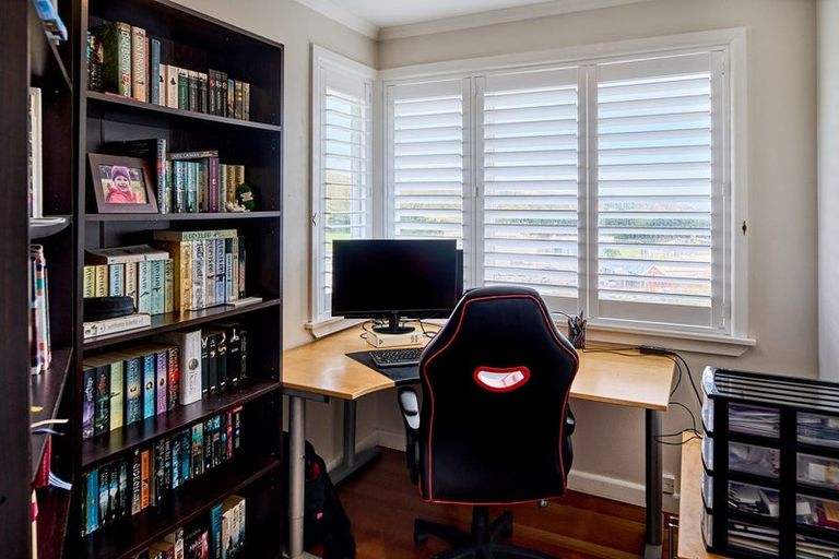 Photo of property in 9 Mana View Road, Paremata, Porirua, 5026