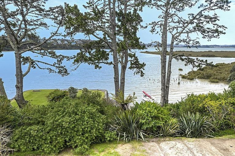 Photo of property in 9 Chapman Road, Te Atatu Peninsula, Auckland, 0610