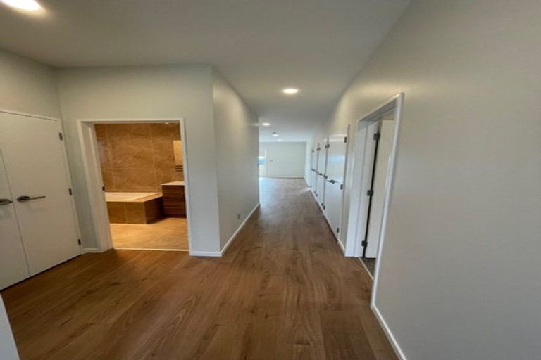 Photo of property in 33a Red Hills Road, Massey, Auckland, 0614