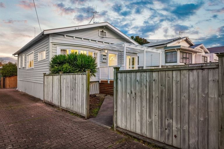 Photo of property in 23 Brandon Road, Glen Eden, Auckland, 0602