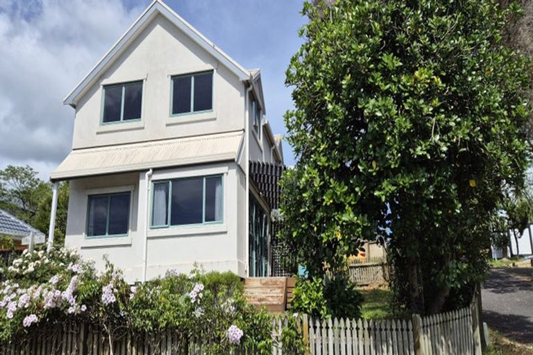 Photo of property in 2/485 Don Buck Road, Massey, Auckland, 0614