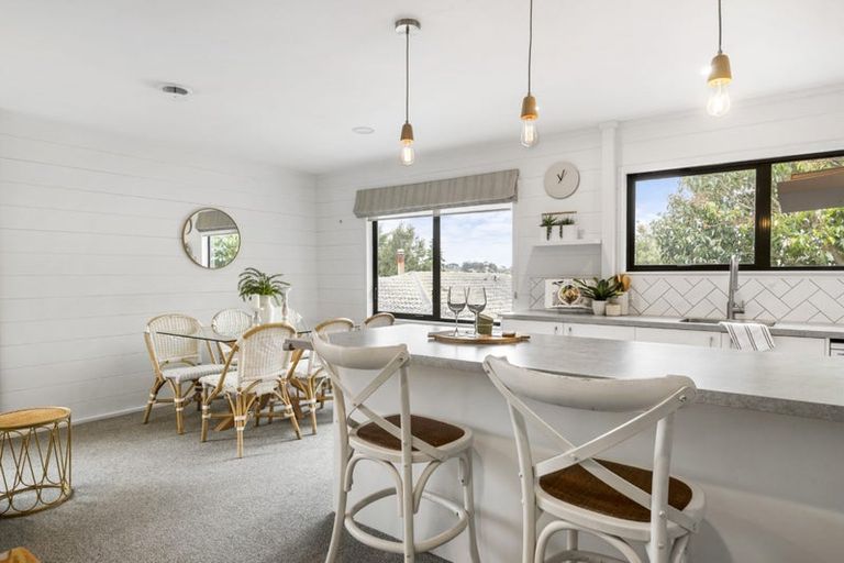 Photo of property in 2/21 Tahu Crescent, Sunnynook, Auckland, 0620