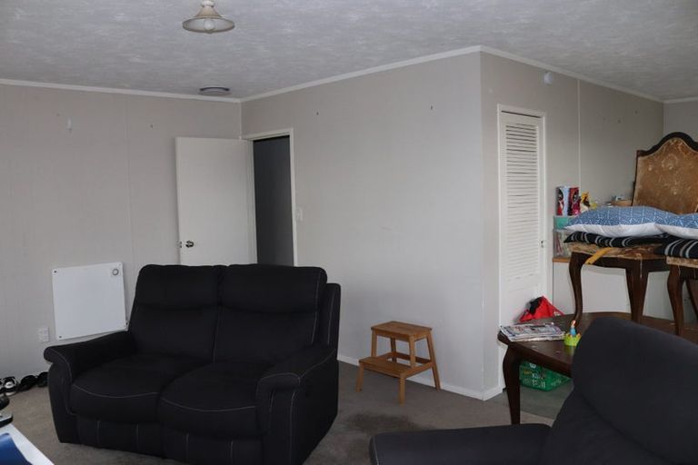 Photo of property in 2/199 Henderson Valley Road, Henderson, Auckland, 0612