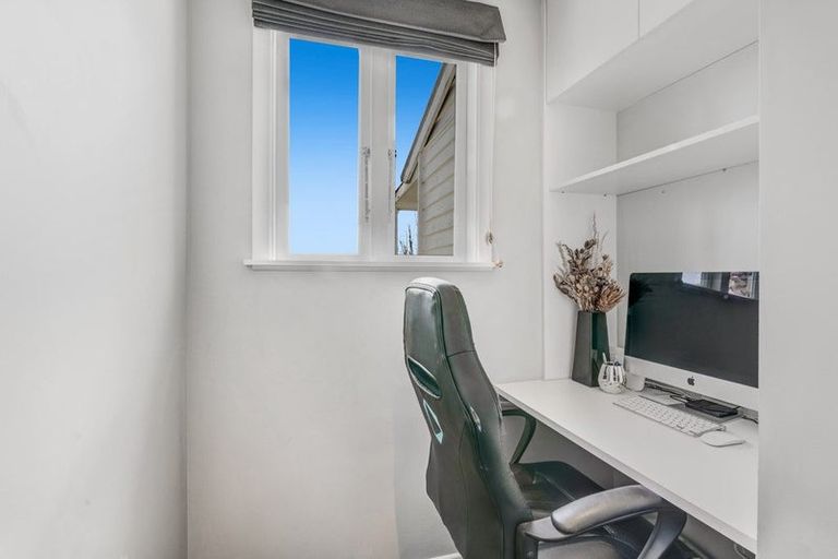 Photo of property in 2/136 Sunset Road, Unsworth Heights, Auckland, 0632