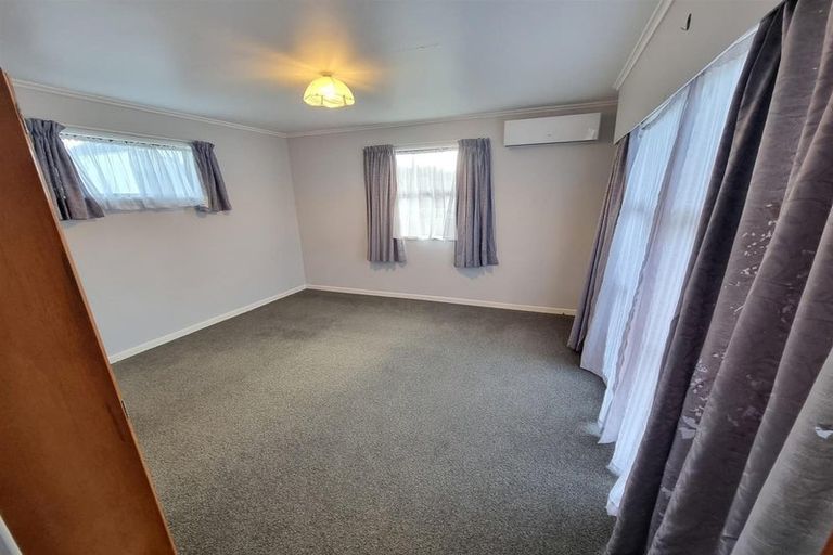 Photo of property in 4 Graham Avenue, Te Atatu Peninsula, Auckland, 0610