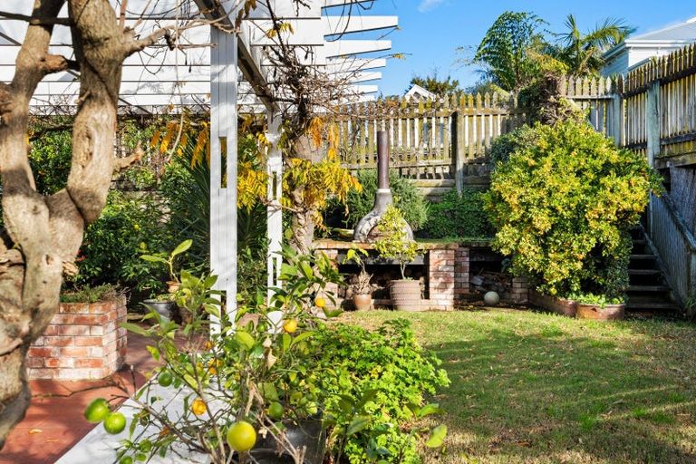 Photo of property in 15 Colenso Avenue, Hospital Hill, Napier, 4110