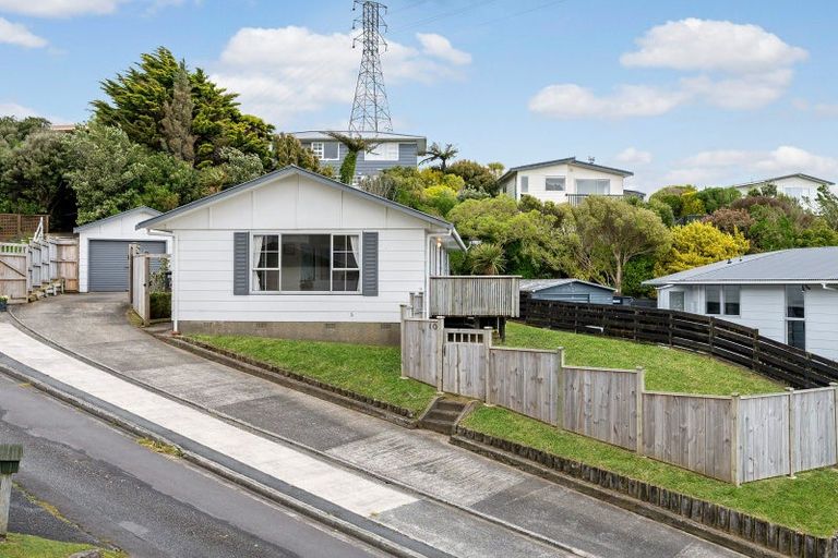 Photo of property in 10 Pimlico Place, Newlands, Wellington, 6037
