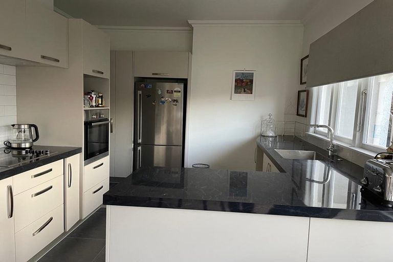 Photo of property in 208 Tukapa Street, Westown, New Plymouth, 4310