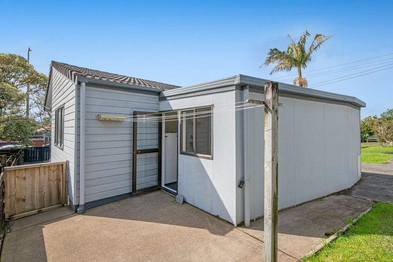 Photo of property in 13 Red Beach Road, Red Beach, 0932