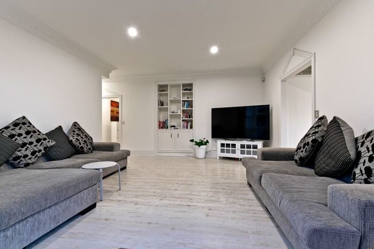 Photo of property in 18 Mansion Court, West Harbour, Auckland, 0618