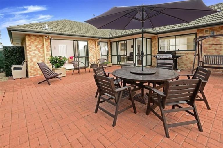 Photo of property in 6 Middlefield Drive, East Tamaki Heights, Auckland, 2016