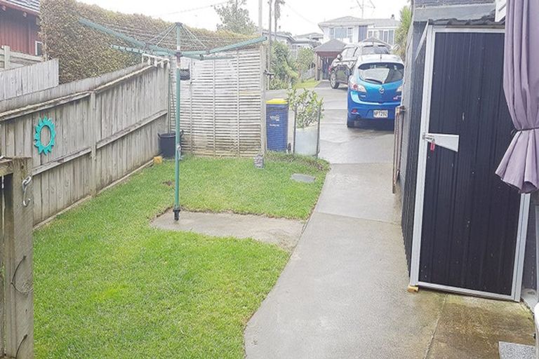 Photo of property in 7 Merville Avenue, Te Atatu South, Auckland, 0610