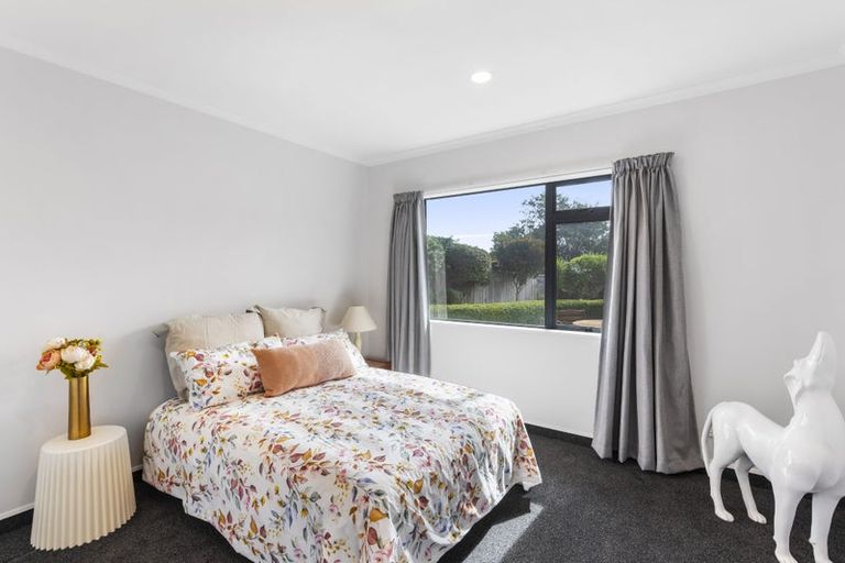 Photo of property in 52 Lorna Irene Drive, Raumati South, Paraparaumu, 5032