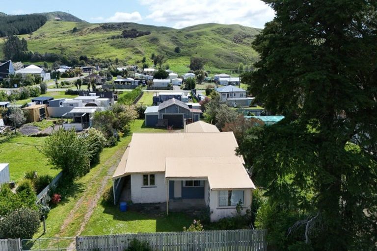 Photo of property in 15 Keppel Street, Porangahau, 4291
