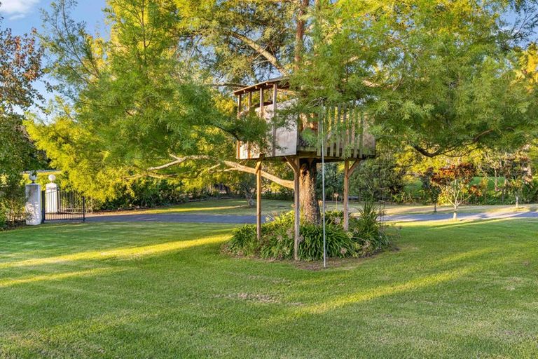 Photo of property in 143 Whangaparaoa Road, Red Beach, 0932