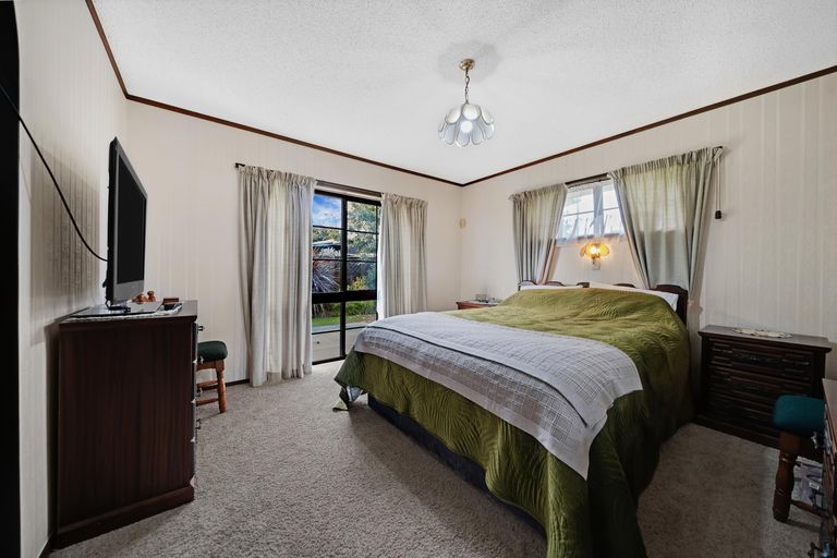 Photo of property in 11 Jessika Place, Conifer Grove, Takanini, 2112